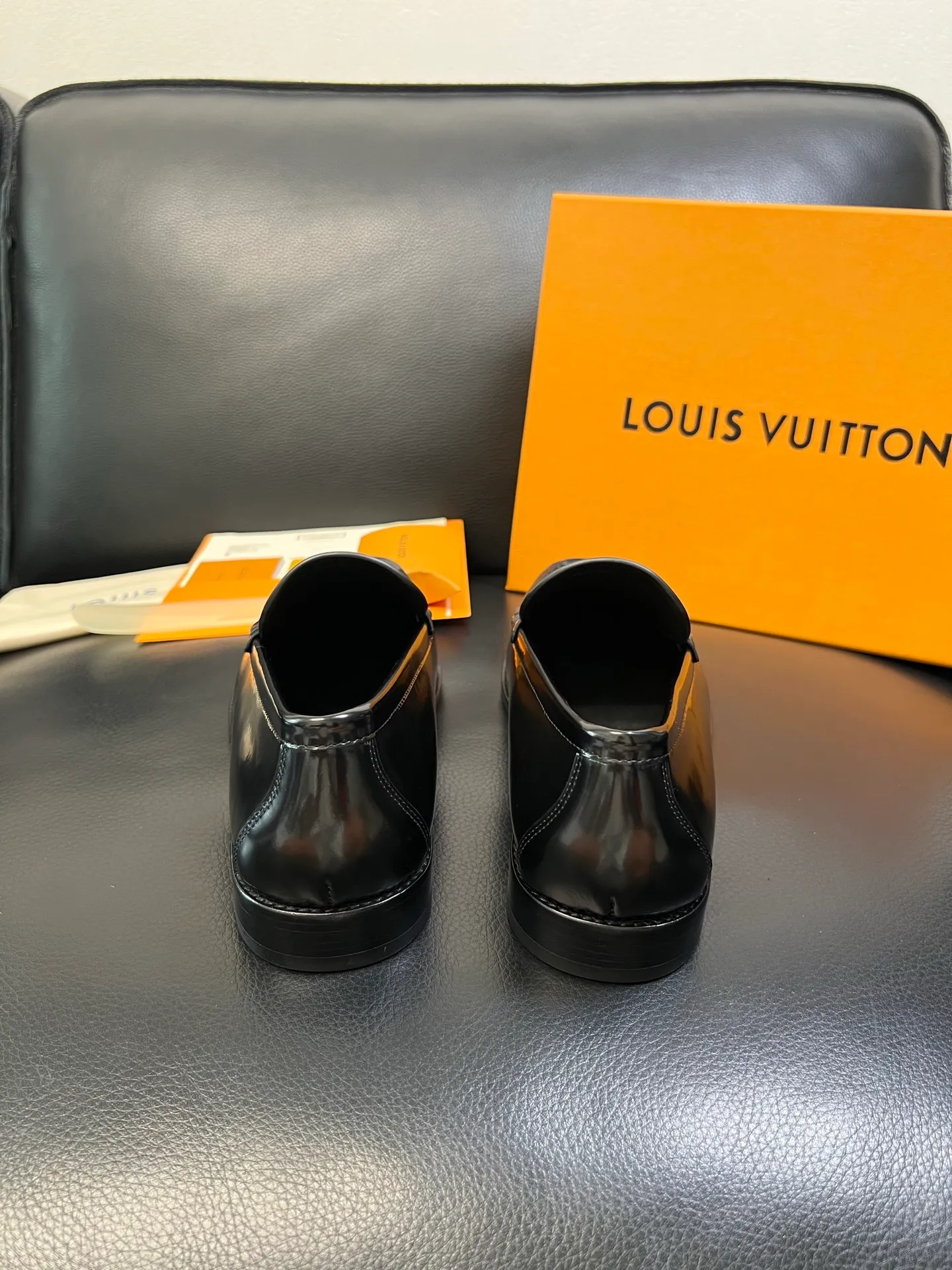 Men's shoes 💰920 Lv high quality top crafts Louis Vuitton leather shoes counter synchronized with original factory configuration, uppers imported from Italy, imported water-dyed cowhide lining, soles: original genuine leather soles specially provided by the original factory, original factory and single goods, welcome to compare, code number 39-44 (customized 38 45 46)